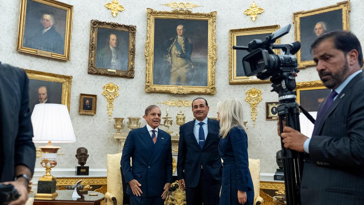 Donald Trump Meets Pakistan PM Shehbaz Sharif and Field Marshal Asim Munir at White House Donald Trump Meets Pakistan PM Shehbaz Sharif and Field Marshal Asim Munir at White House