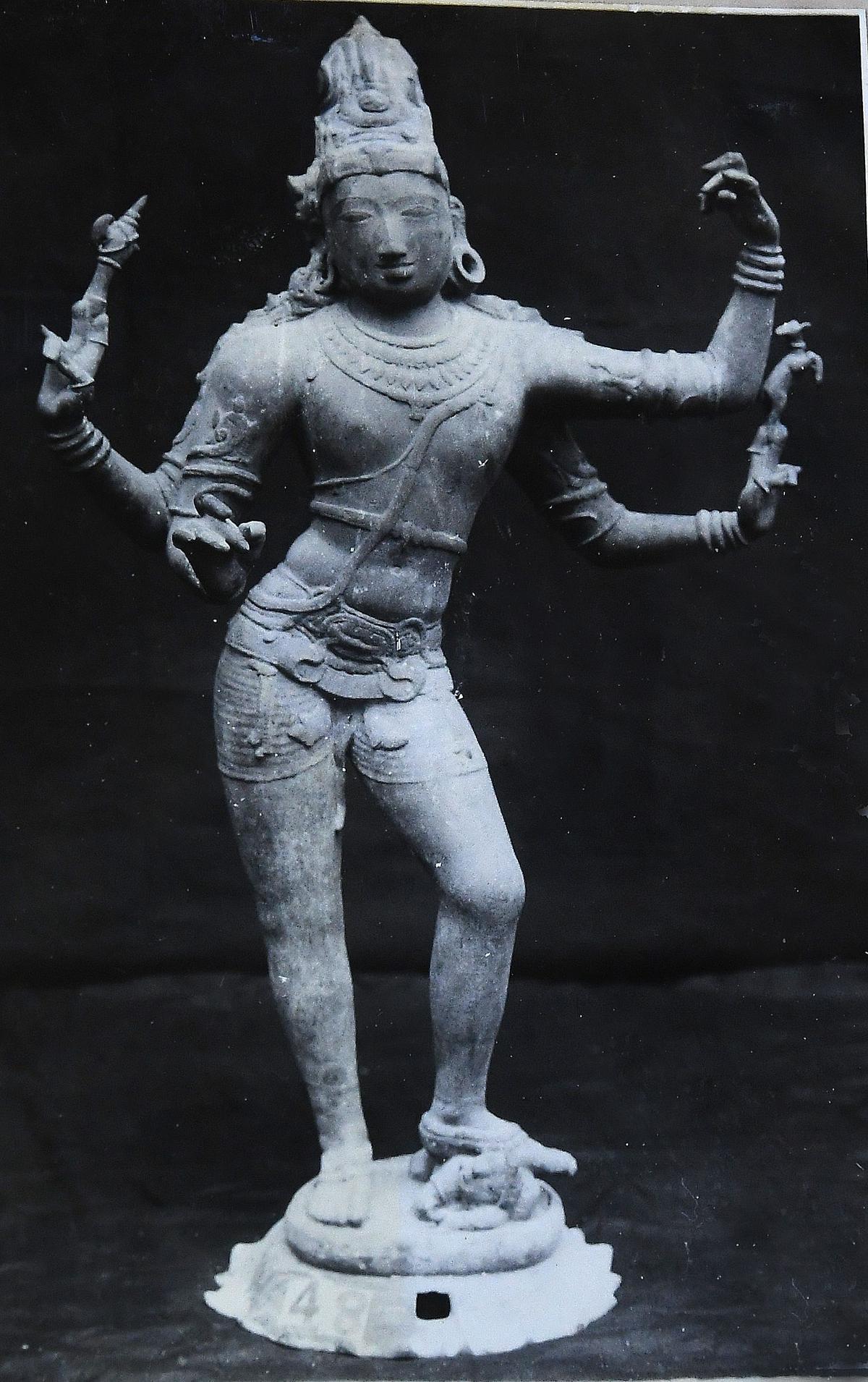 A bronze idol of Tirupurasamhara from the 10th century CE found at Chidambaram Thillai Nataraja temple in 1976.