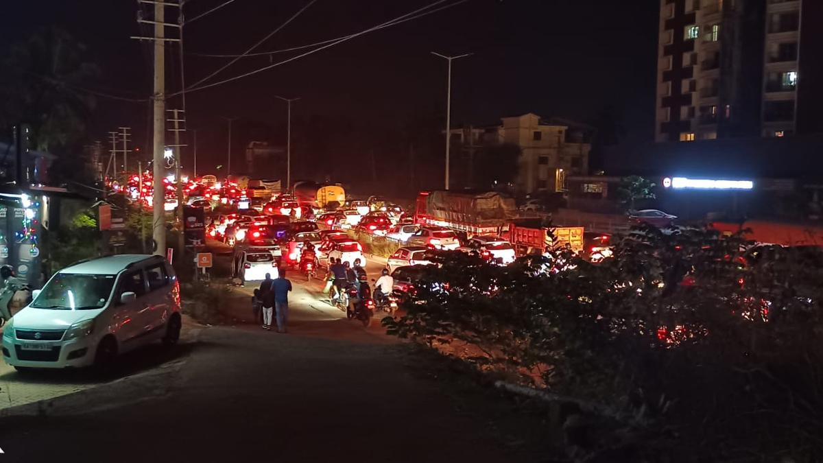 Nethravati bridge work hits traffic movement between Pumpwell and Thokkottu on NH 66