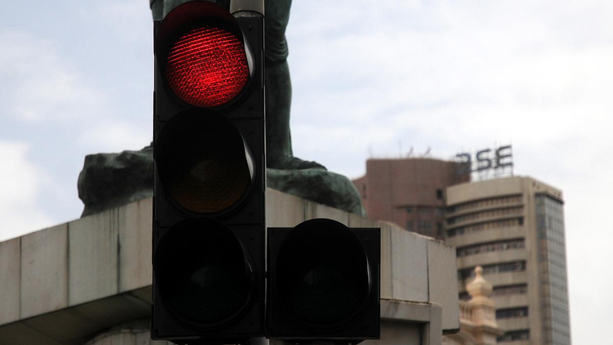 Sensex, Nifty tank over 1% amid foreign fund exodus