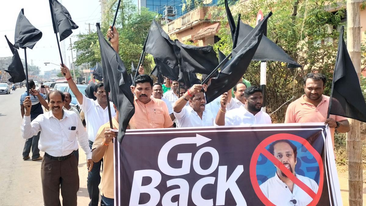 Billavas stage protest against Rohit Chakrathirtha’s presence at Yakshagana Sammelana