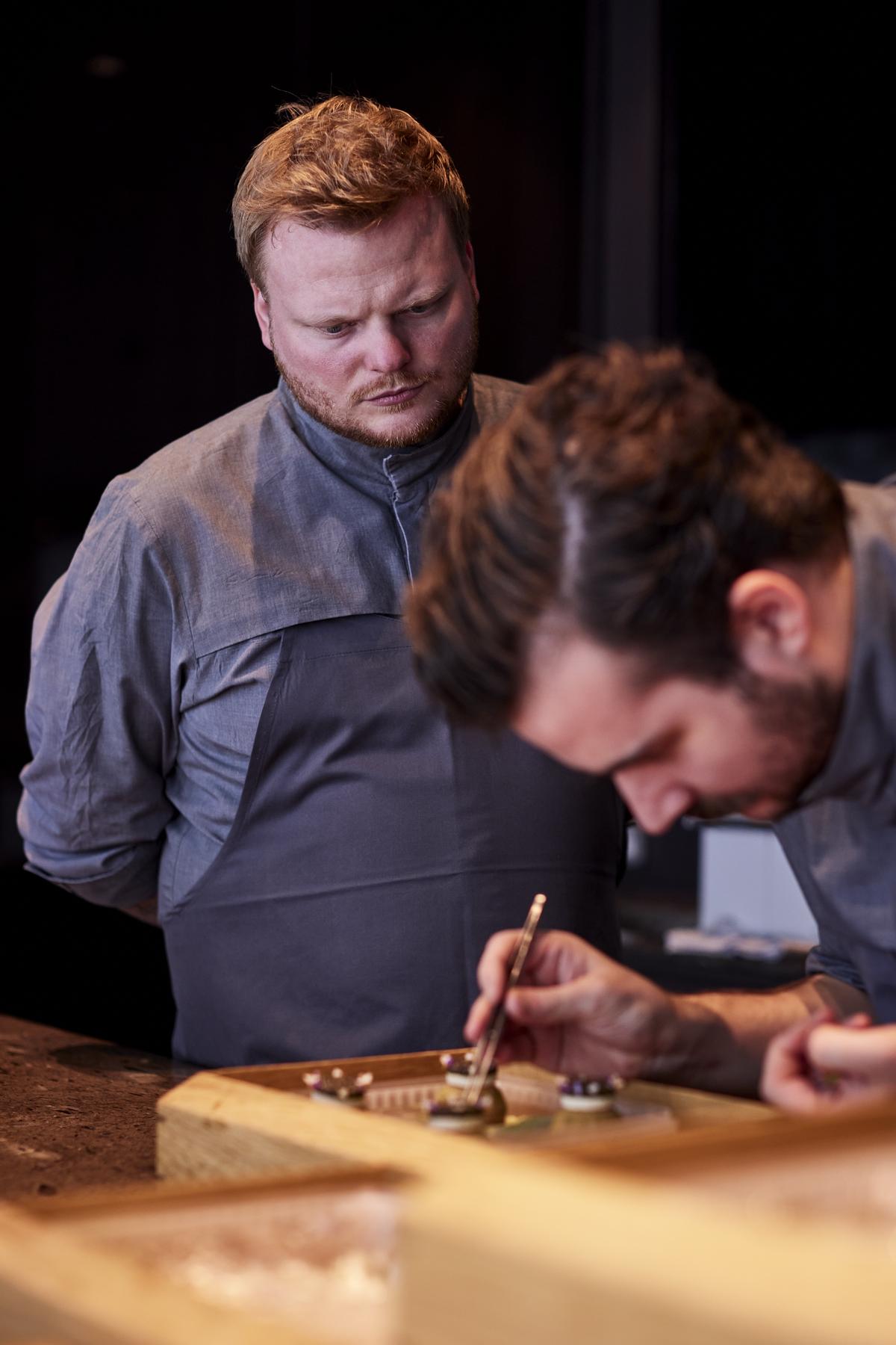 रैस्मस प्लेटिंग का निरीक्षण करता है