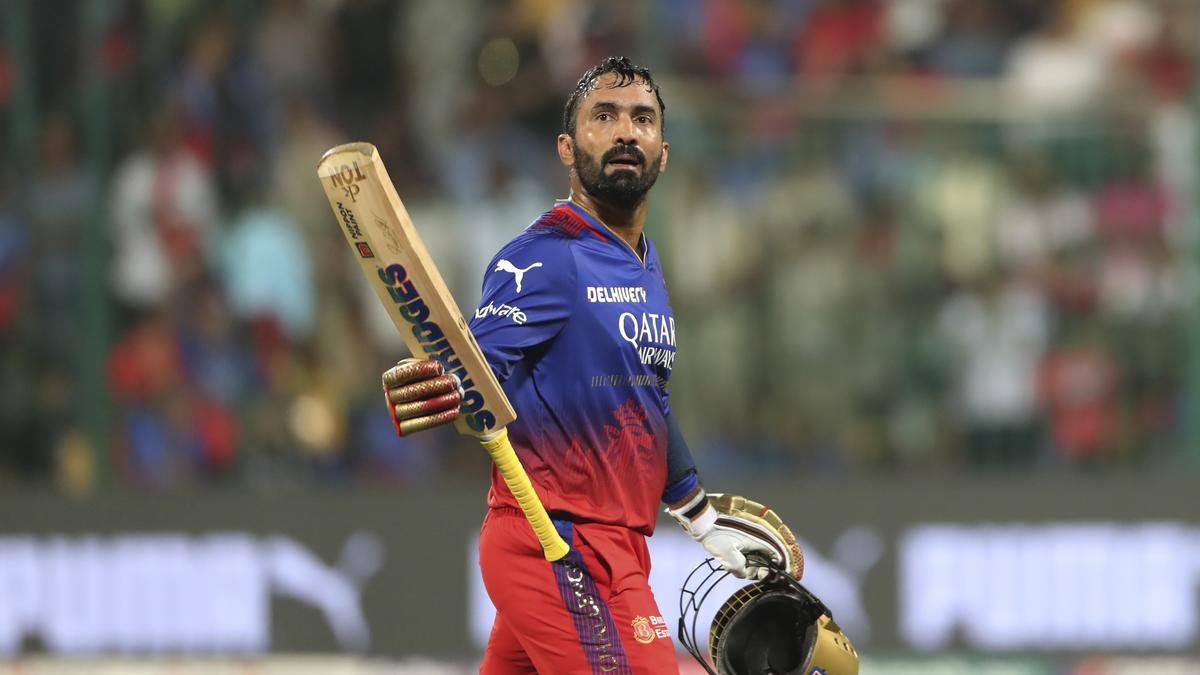IPL Eliminator | RCB’s Dinesh Karthik receives guard of honour after defeat to RR, hinting it could be his last IPL game