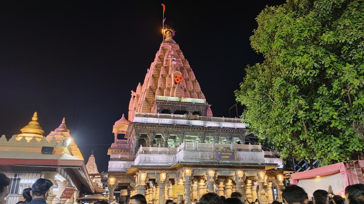 https://th-i.thgim.com/public/incoming/vnxgl4/article70555919.ece/alternates/LANDSCAPE_1200/Mahakaleshwar_Temple_Ujjain.jpg