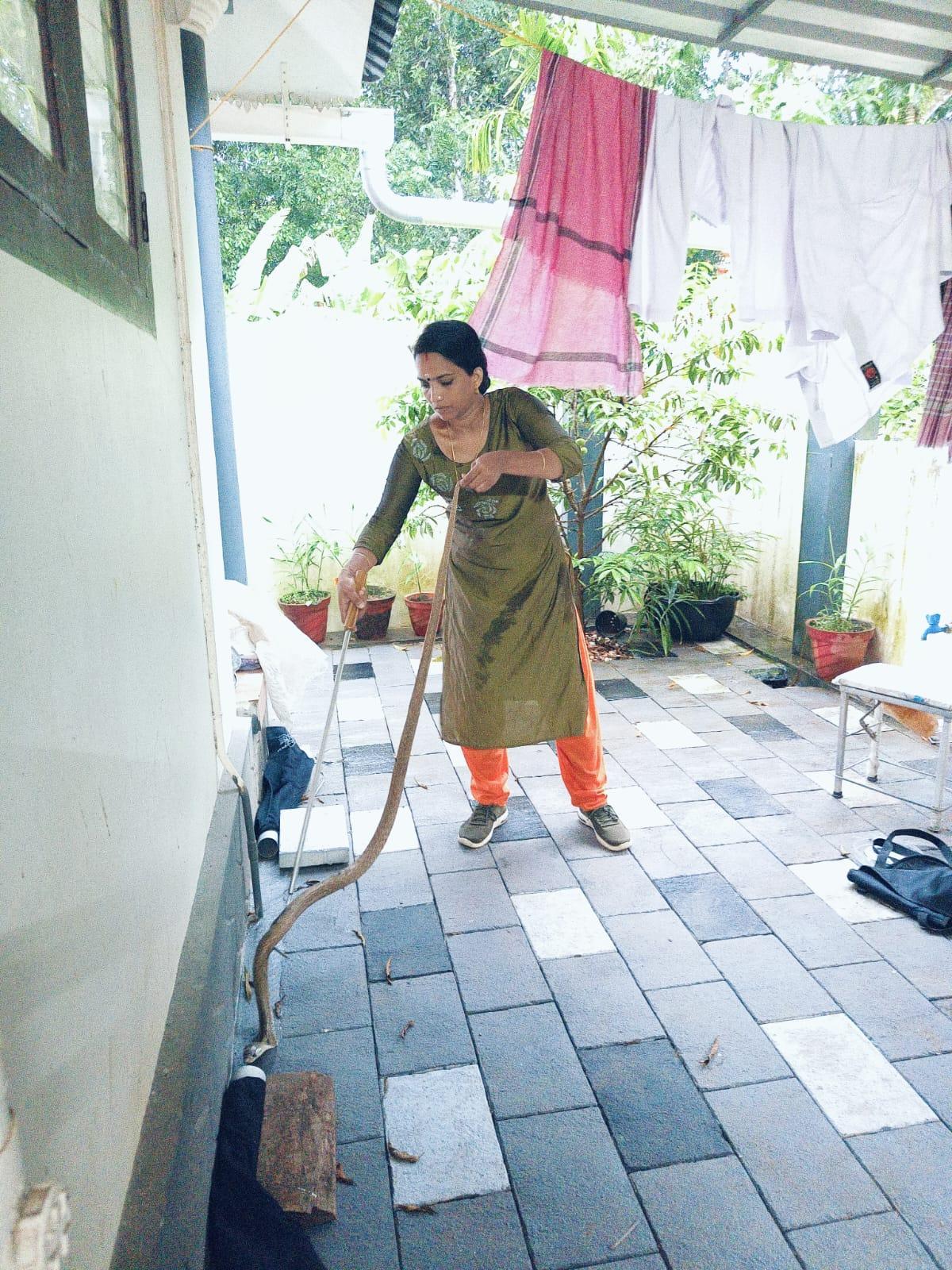 Savitha Sudhi salva un serpente