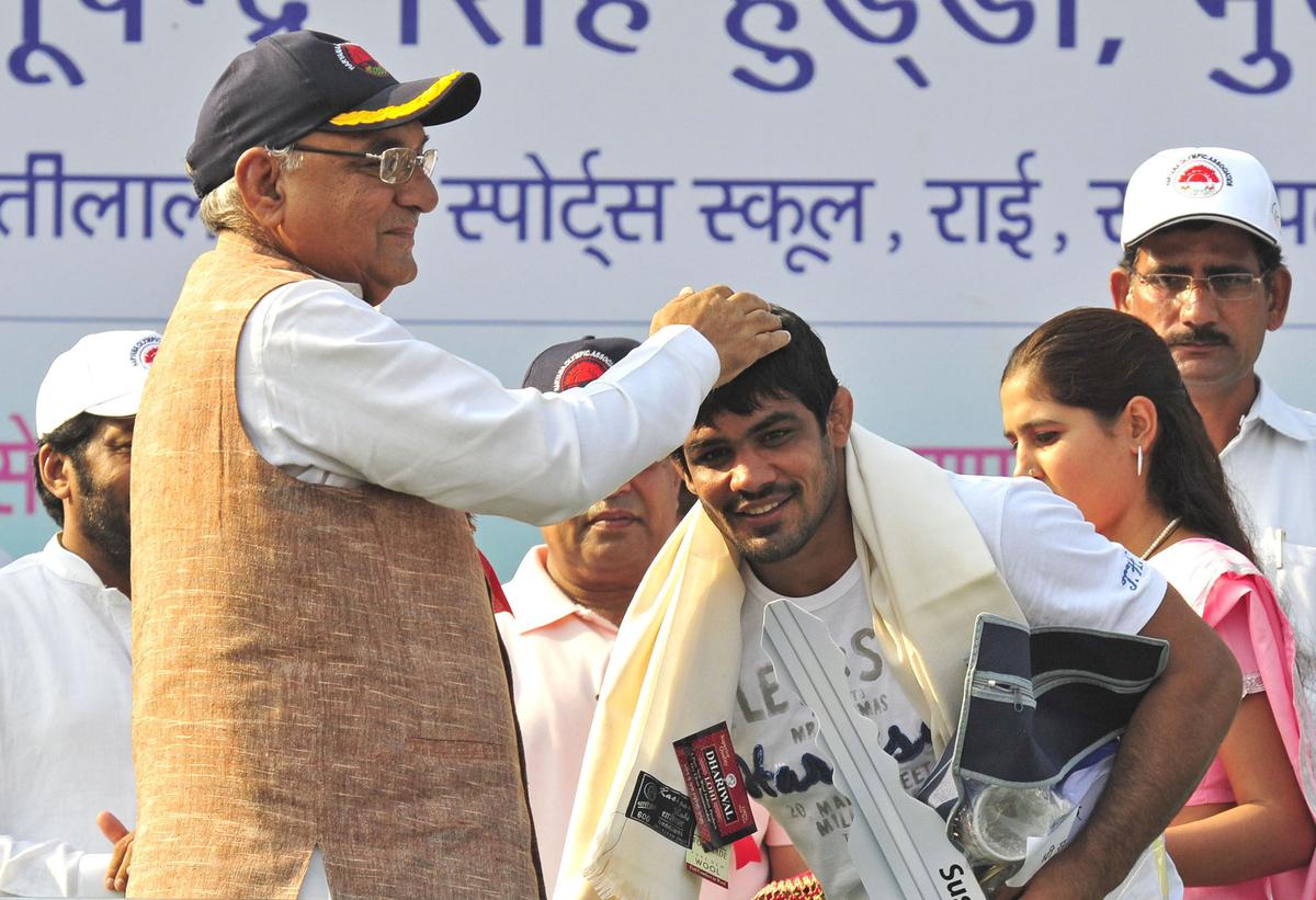 Haryana Chief Minister Bhupinder Singh Hooda presenting an award to Sushil Kumar, gold medal winner in wrestling at the Commonwealth Games 2010, in Sonepat on November 1, 2010. 