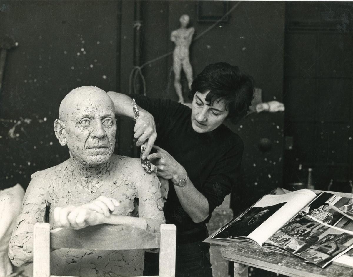 Lo scultore di Madame Tussaud, Jean Fraser, modella in argilla il suo ritratto dell'artista Pablo Picasso presso il famoso London Waxworks.