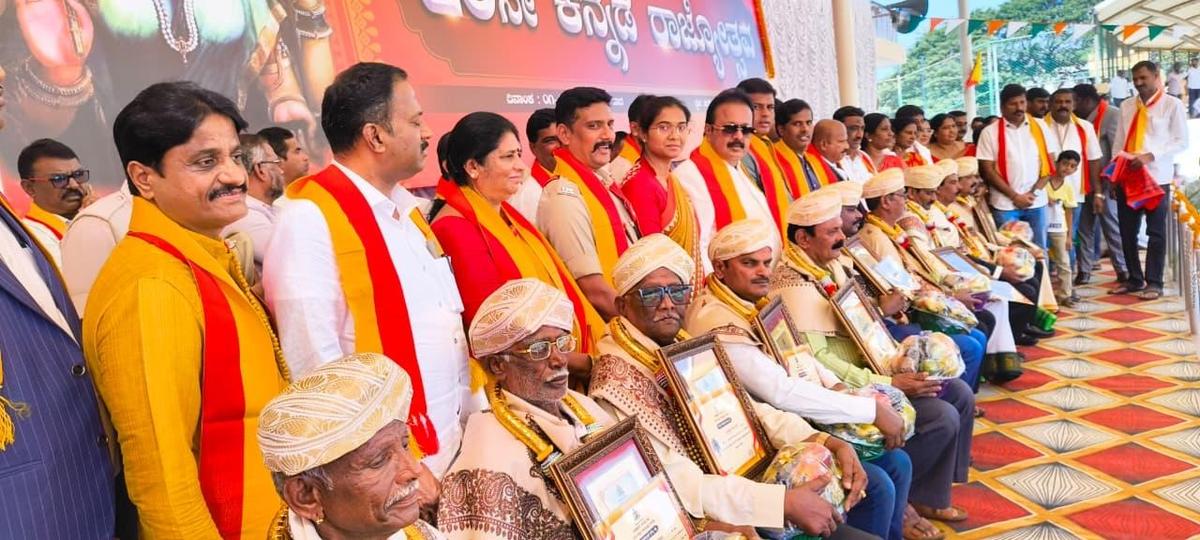 शनिवार को मांड्या में कर्नाटक राज्योत्सव समारोह के दौरान मांड्या जिले के प्रभारी मंत्री एन. चेलुवरयास्वामी और अन्य अधिकारी, उपलब्धि हासिल करने वालों के साथ, जिन्हें जिला राज्योत्सव पुरस्कार प्रदान किए गए। 