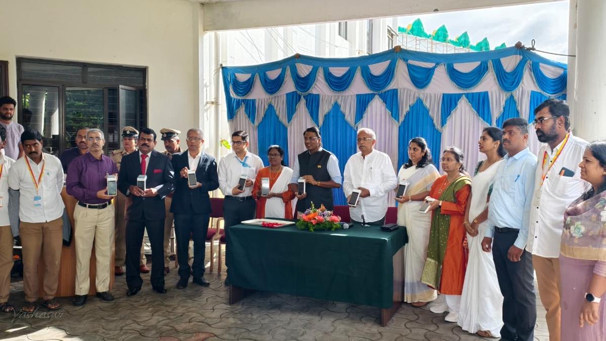 CESC celebrates Independence Day by honouring top-performing employees, launching POS facility in Mysuru