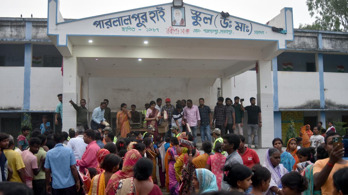 Violence affected families of Dhuliyan, Murshidabad wait in queue to receive releief in Pallalpur High School in Malda district after the violence on 11th & 12th of April. 