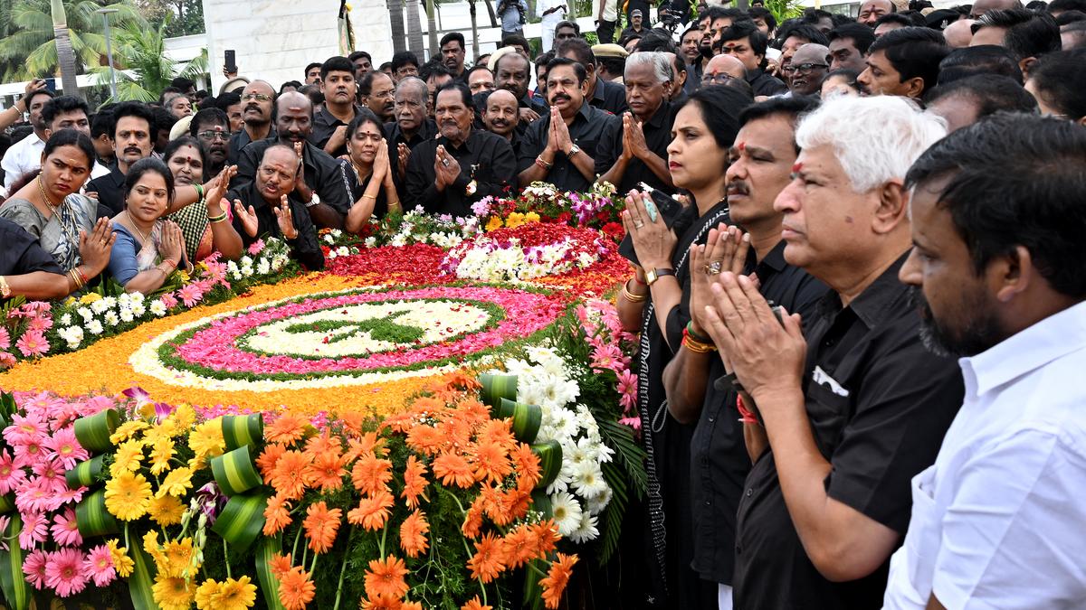 On MGR’s death anniversary, AIADMK resolves to protect Tamil Nadu