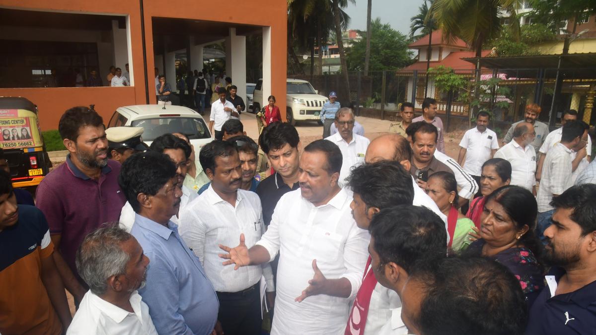 Khader promises multi-outdoor sports complex at Yemmekere ground