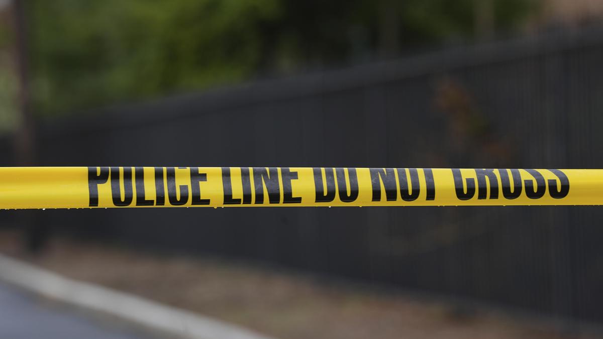 अधिकारियों का कहना है कि केंटकी स्टेट यूनिवर्सिटी में गोलीबारी में 1 की मौत हो गई, 1 घायल हो गया और एक संदिग्ध हिरासत में है अधिकारियों का कहना है कि केंटकी स्टेट यूनिवर्सिटी में गोलीबारी में 1 की मौत हो गई, 1 घायल हो गया और एक संदिग्ध हिरासत में है