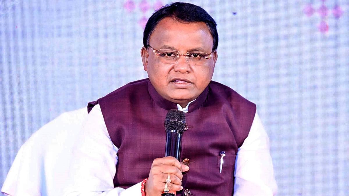 https://th-i.thgim.com/public/incoming/vrp3wf/article70065443.ece/alternates/LANDSCAPE_1200/90092_7_8_2025_21_34_0_1_ODISHA_HANDLOOMS_MADHURI_DIXIT_4.JPG