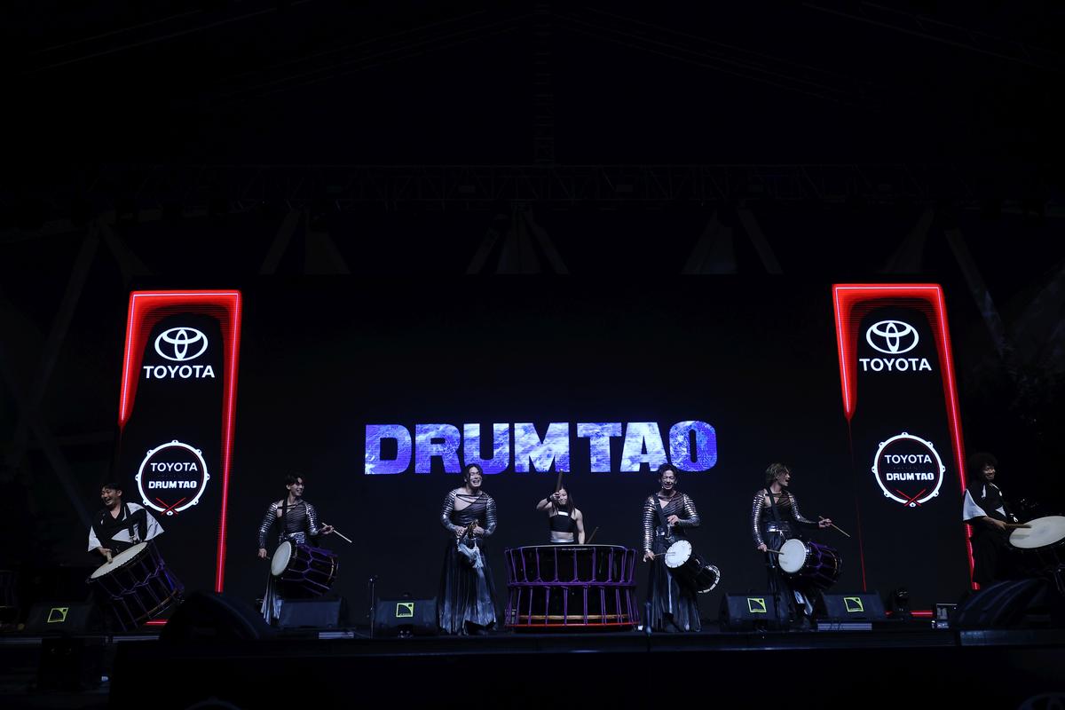 ताइको ड्रम के अलावा, वे हाथ से पकड़े जाने वाले स्नेयर ड्रम और बड़े ओडाइको ड्रम बजाने में भी माहिर हैं। ताइको ड्रम के अलावा, वे हाथ से पकड़े जाने वाले स्नेयर ड्रम और बड़े ओडाइको ड्रम बजाने में भी माहिर हैं।