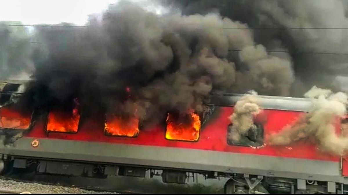 Agnipath scheme | Protesters block railway tracks at Thakurnagar in West Bengal