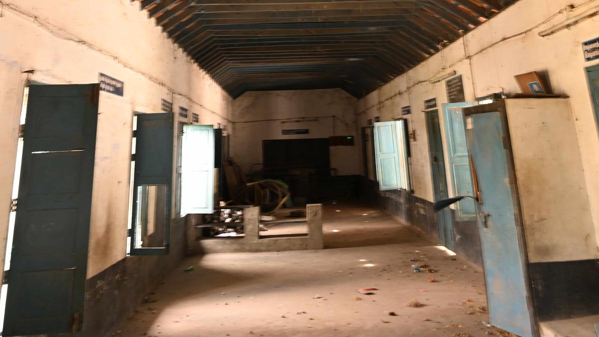 Govt. school building in T. Kallupatti in need of renovation to check antisocial activities