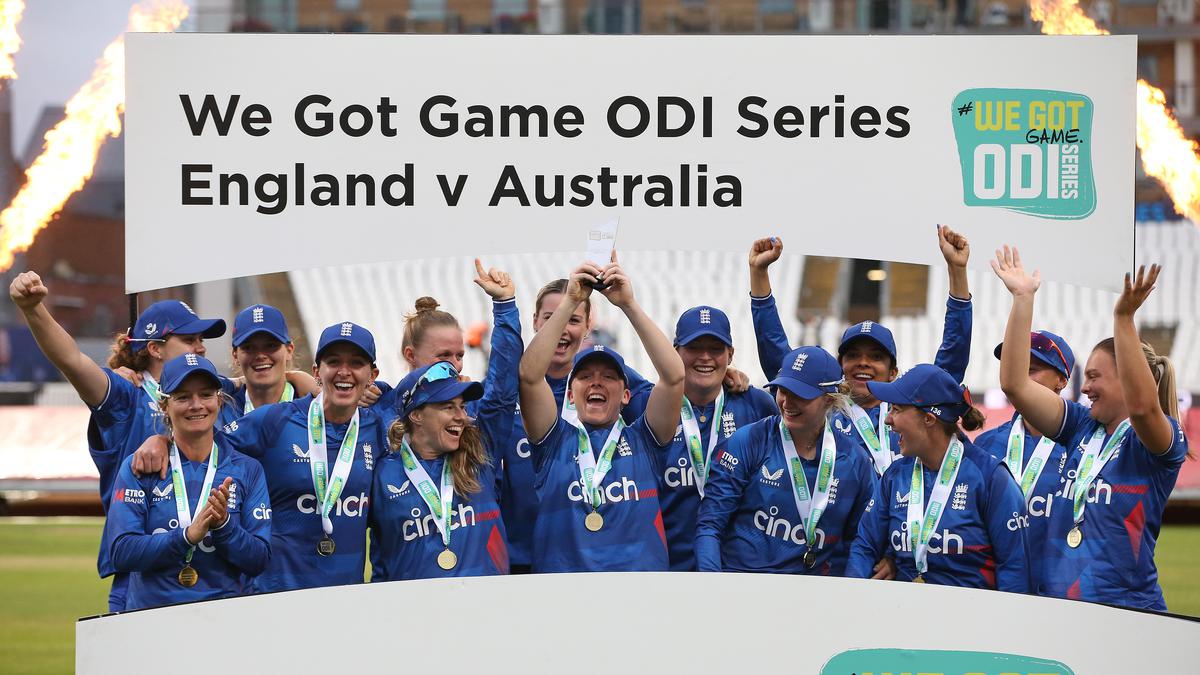 18 जुलाई, 2023 को इंग्लैंड के टाउनटन में कूपर एसोसिएट्स काउंटी ग्राउंड में इंग्लैंड और ऑस्ट्रेलिया के बीच महिला एशेज तीसरे वी गॉट गेम वनडे मैच के बाद इंग्लैंड की हीथर नाइट ने ऑस्ट्रेलिया पर अपनी वनडे सीरीज़ की जीत का जश्न मनाने के लिए ट्रॉफी उठाई। 