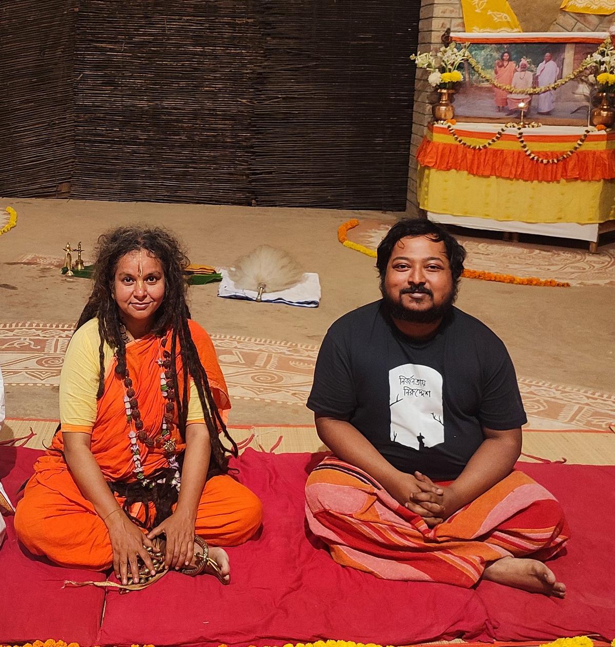  Parvathy Baul with director Soumyajit Majumdar.