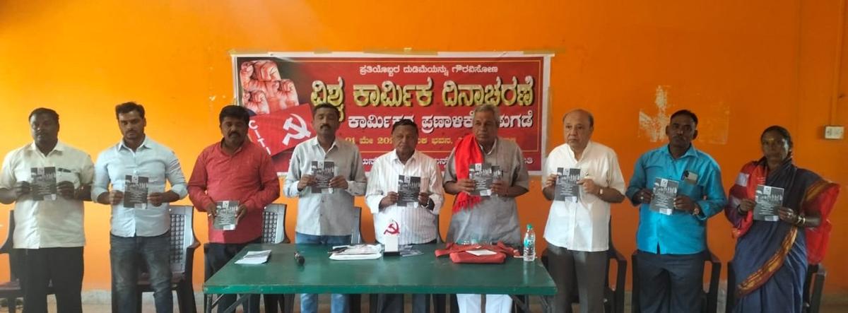 मई दिवस समारोह के हिस्से के रूप में, सोमवार को हुबली में सीटू द्वारा एक श्रम घोषणापत्र जारी किया गया।