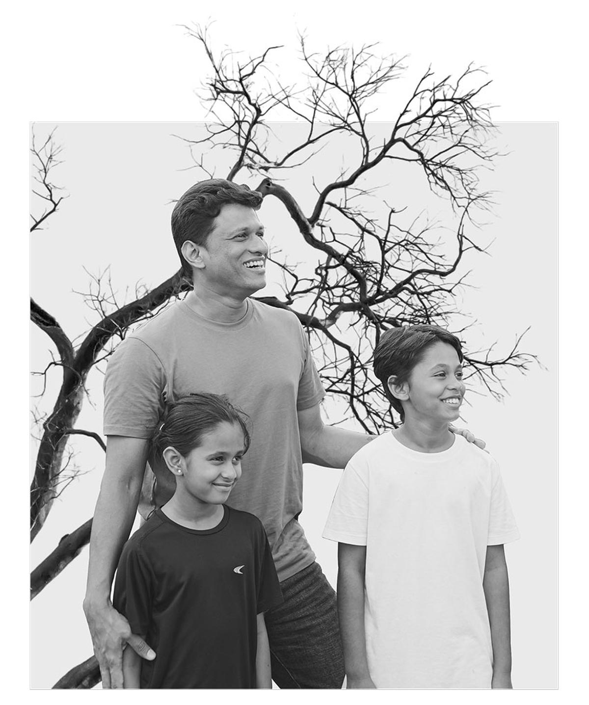 Sathya e seus filhos Virat e Ira