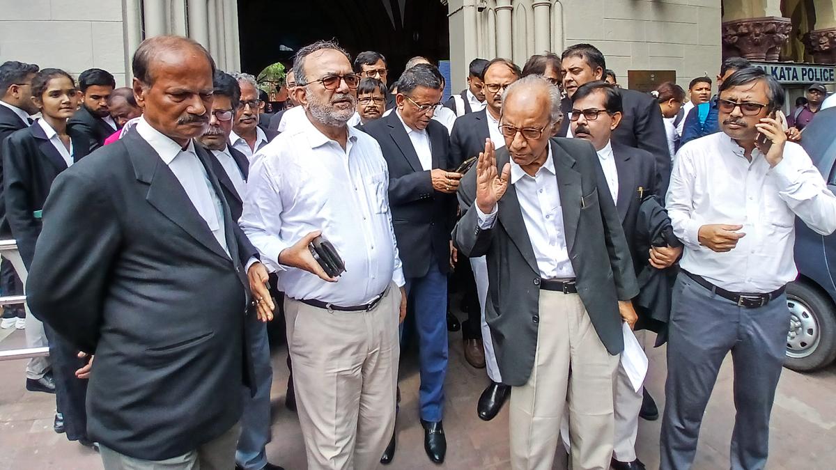 Calcutta HC tells Police Commissioner to file report on attack on lawyers, issues contempt notices to eight protestors