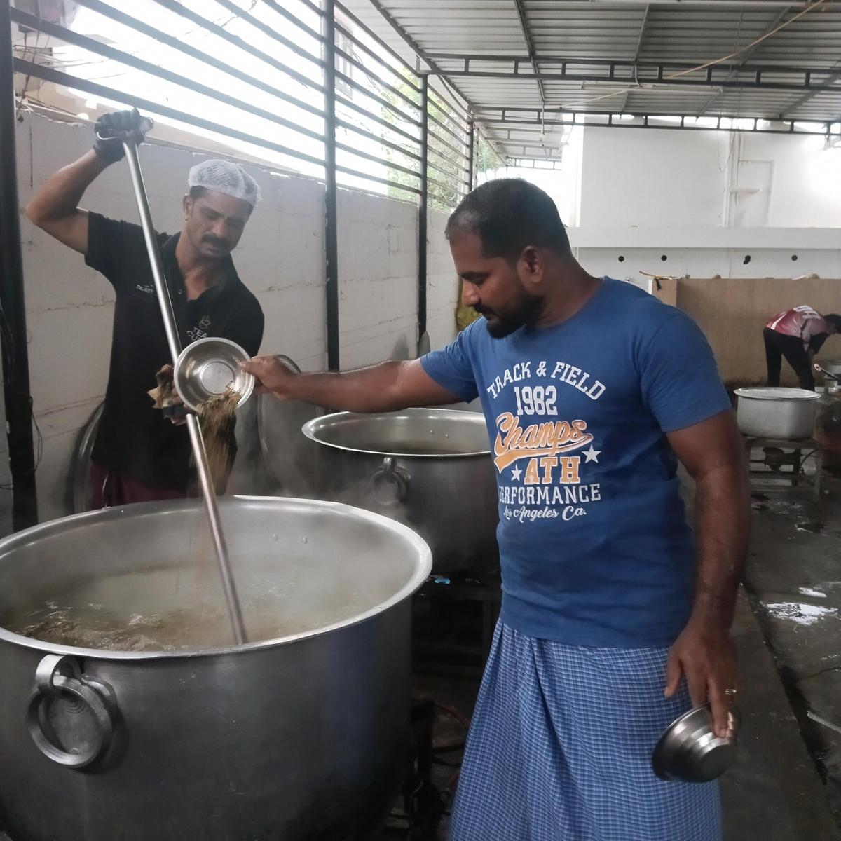 మహ్మద్ సుధీర్ జుమా మసీదు చాల వద్ద కంజికి సుగంధ ద్రవ్యాలు కలుపుతున్నాడు