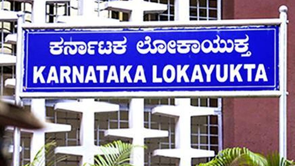 Bhadravati BEO, middleman caught by Lokayukta police taking bribe to clear salary dues of official