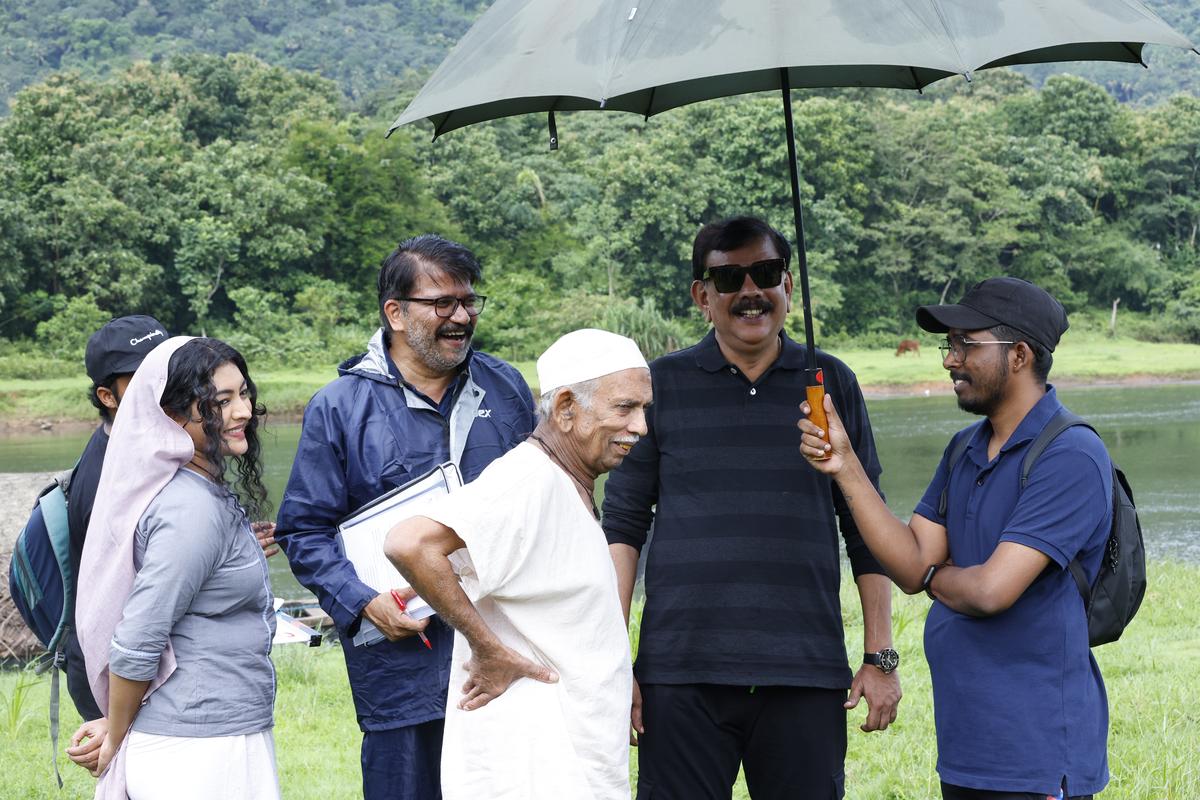 Priyadarshan with Mamukoya and Durga Krishna on the set of ‘Olavum Theeravum’, one of the featurettes in the anthology ‘Manorathangal’