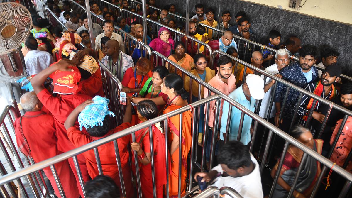 Over 40,000 have darshan of Goddess Kanaka Durga on third day of Dasara