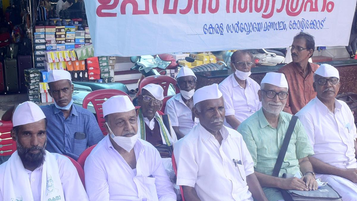 Protesters seek withdrawal of cases booked during LDF govt.’s tenure
