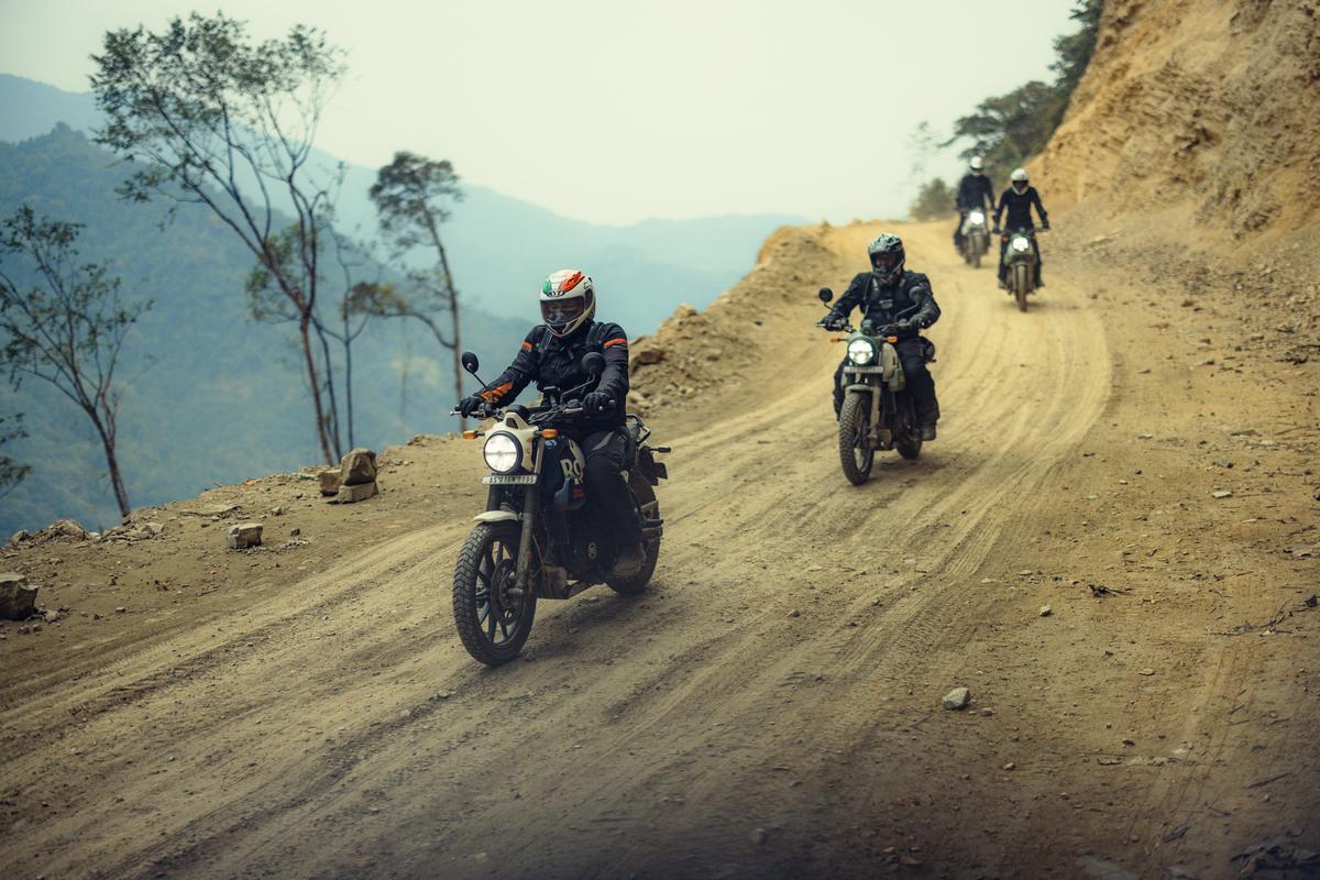 सड़क पर कम यात्रा हुई सड़क पर कम यात्रा हुई