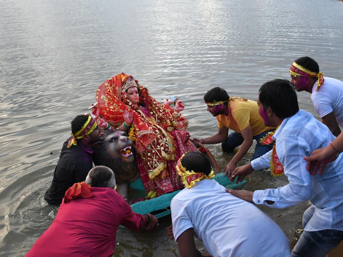 रेलवे कॉलोनी में दुर्गा पूजा मंडल के सदस्य शनिवार को हुबली के उंकल झील में दुर्गा प्रतिमा का विसर्जन करते हुए। 