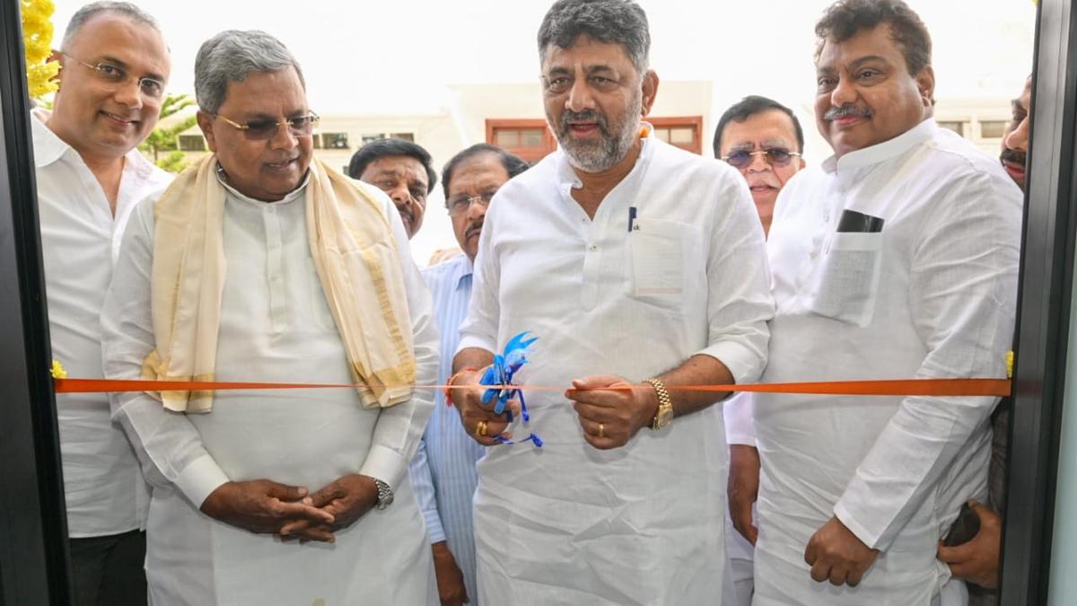 CM holds damage-control meeting with Ministers; asks them not to comment on leadership issue