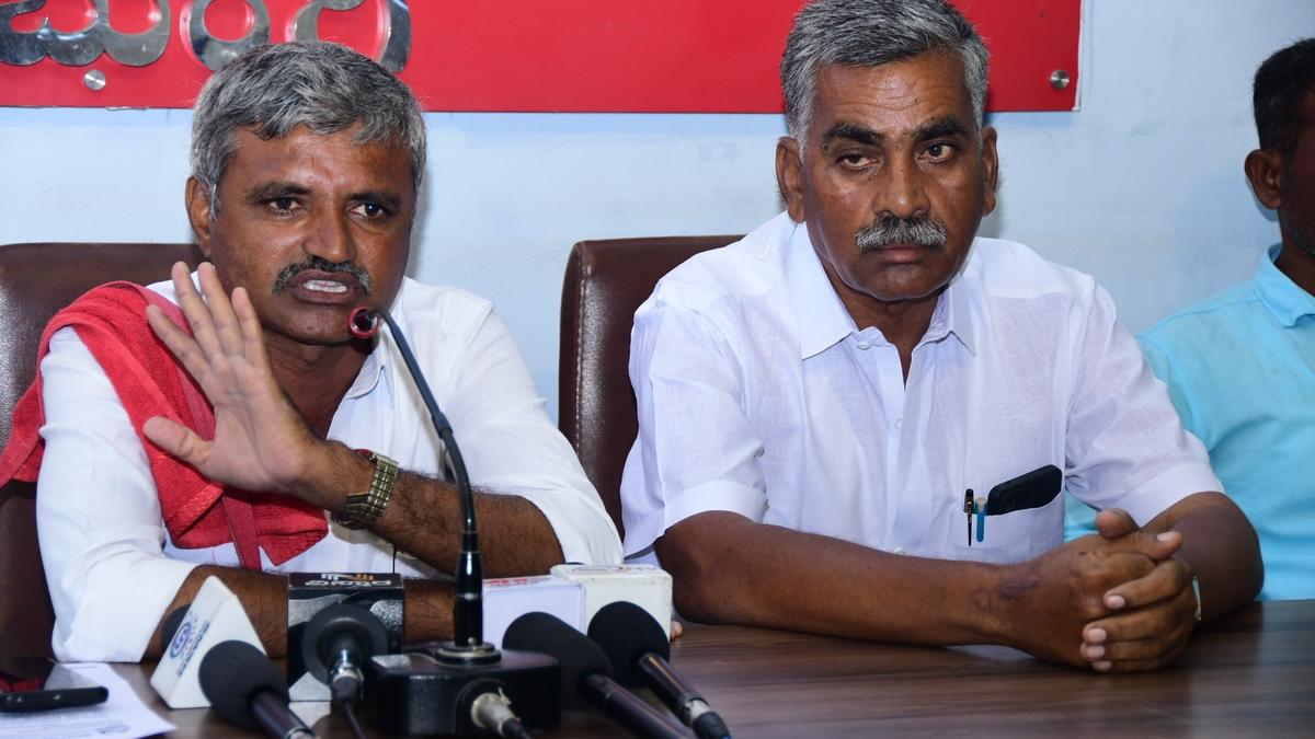 KPRS, sugarcane growers seek Deputy Commissioner’s intervention to clear dues 