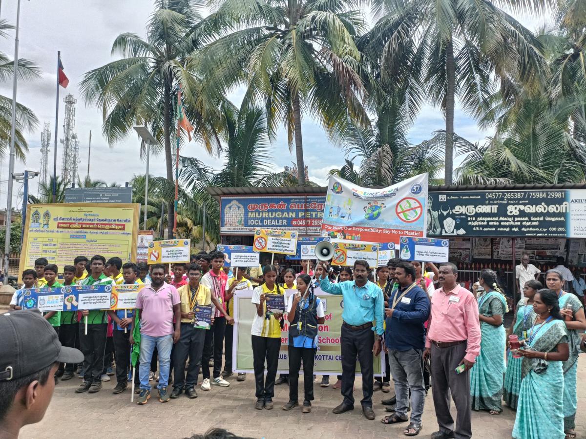 Plastic Elimination Awareness Rally’ being taken out by Students of Mount Zion Silver Jubilee School, Tirupattur