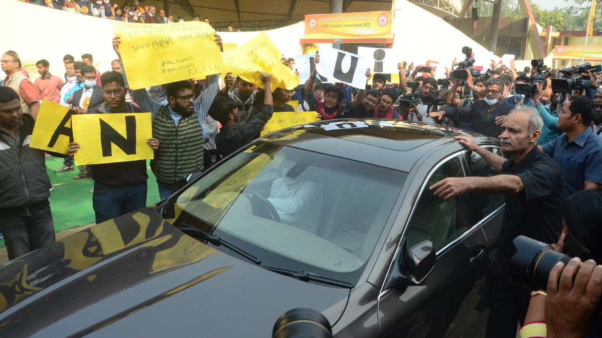 Students protest before West Bengal Governor during Jadavpur varsity convocation