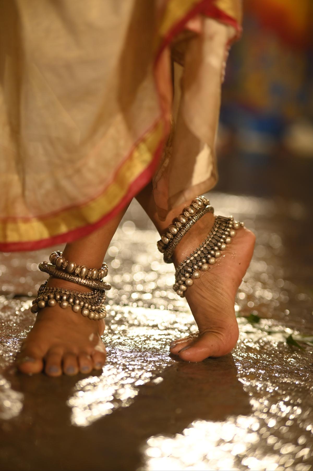 Moving to the sound of anklets