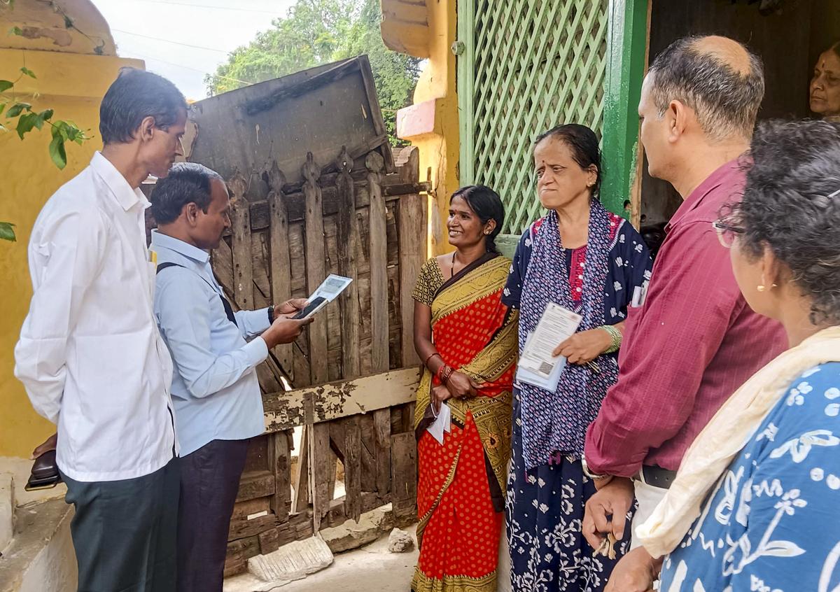 Social and Educational survey: Over 1.82 lakh households in Karnataka  covered in four days - The Hindu