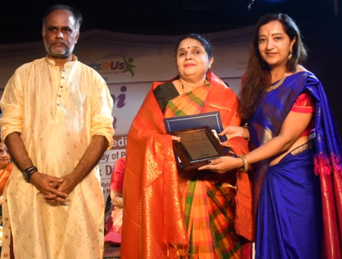 Gayatri Shankaran received the Lifetime Achievement Award from Ranjani Kaushik, founder of SciArtsRUs, who organized the Marghazhi Matram program, in Chennai on Friday. 