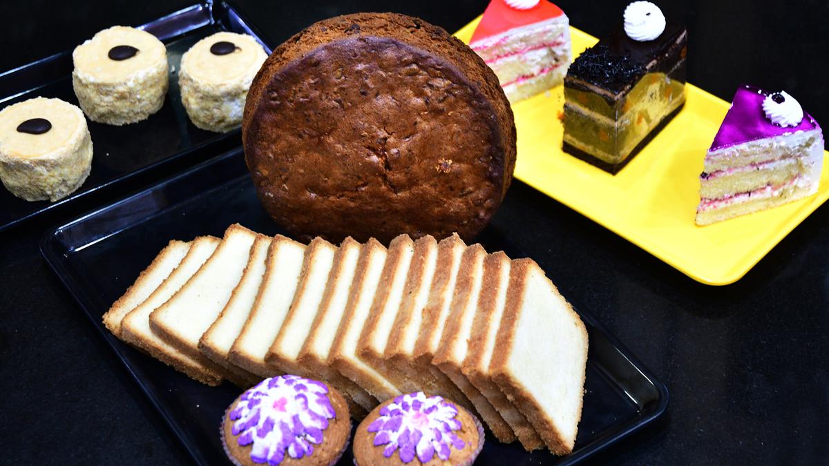 What draws plum cake lovers to Shri Balaji and Co Bakers in Coimbatore?