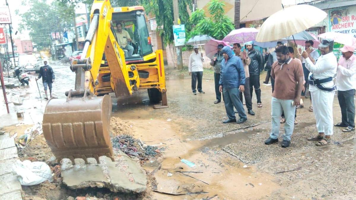 नगर निगम आयुक्त वाईओ नंदन मंगलवार को नेल्लोर में नाली सफाई कार्यों का निरीक्षण करते हुए। 