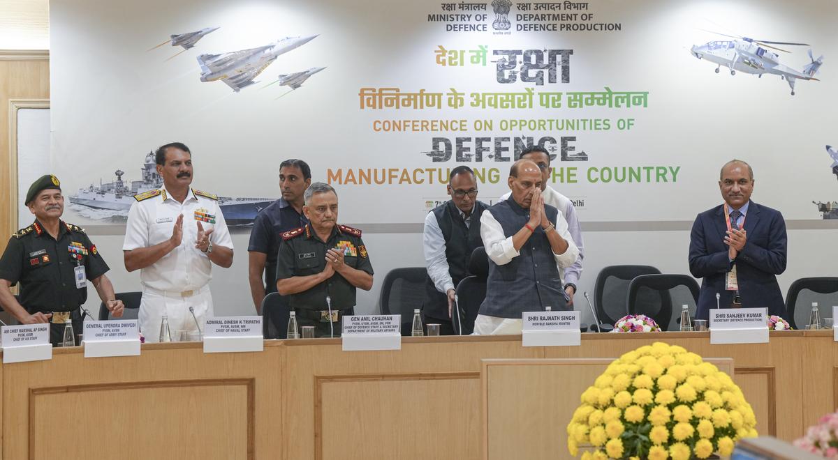Savienības aizsardzības ministrs Rajnath Singh konferencē “Aizsardzības ražošanas iespējas valstī” kopā ar Air priekšnieku maršalu Amar Preet Singh, aizsardzības štāba priekšnieks Anils Čauhans, armijas štāba priekšnieks Upendra Dwivedi un Jūras spēku štāba priekšnieks Dinesh Tripathi Vigyan Bhawan, Ņūdeli, 2025. gada 7. oktobrī.