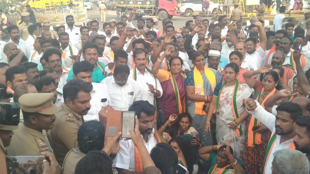 BJP stages road blockade in Pudukkottai over teacher’s arrest