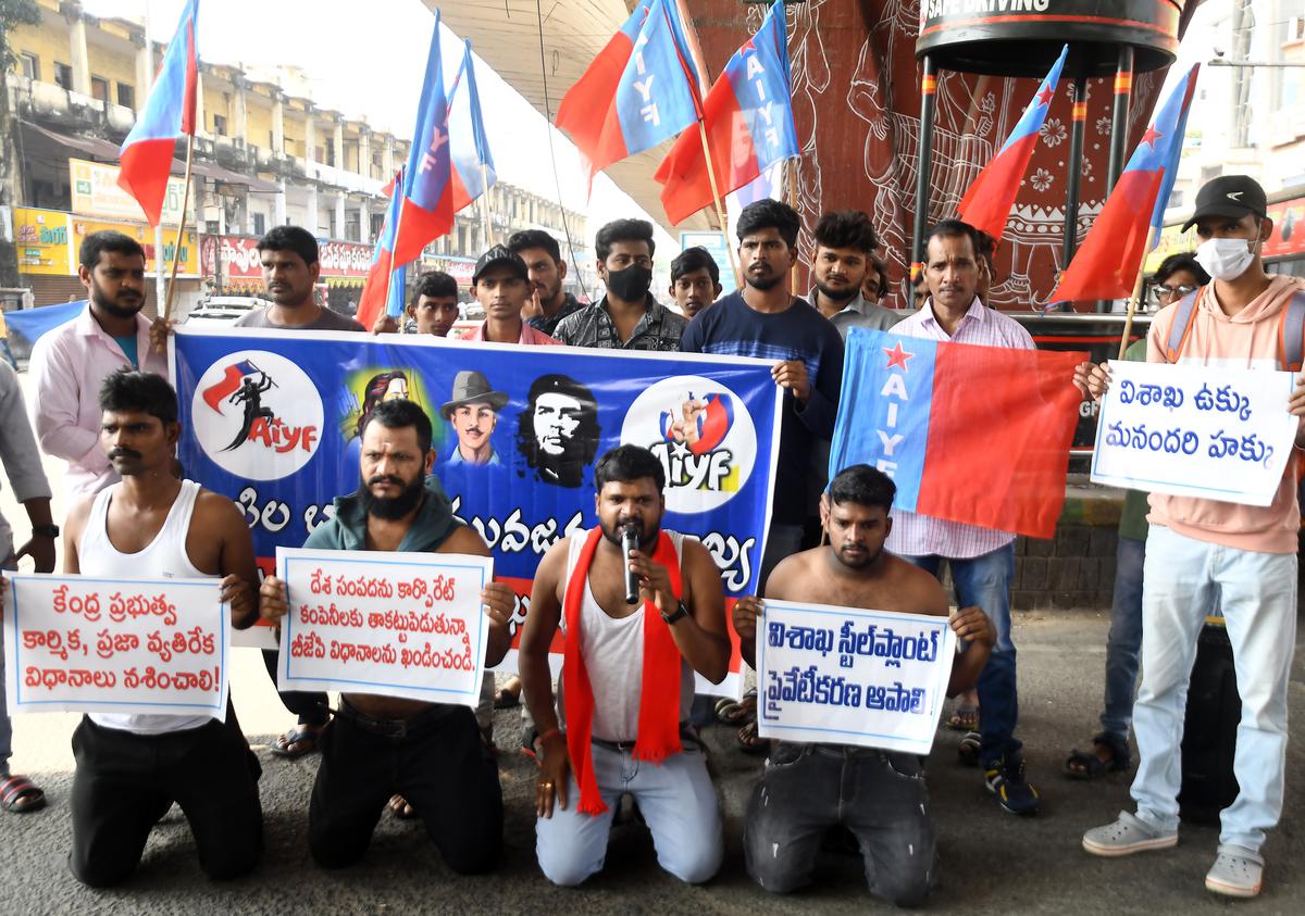 AIYF stages protest against privatisation of Visakhapatnam Steel Plant