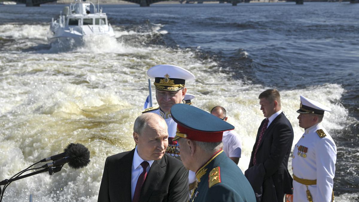 Putin, several African leaders attend Russian naval parade