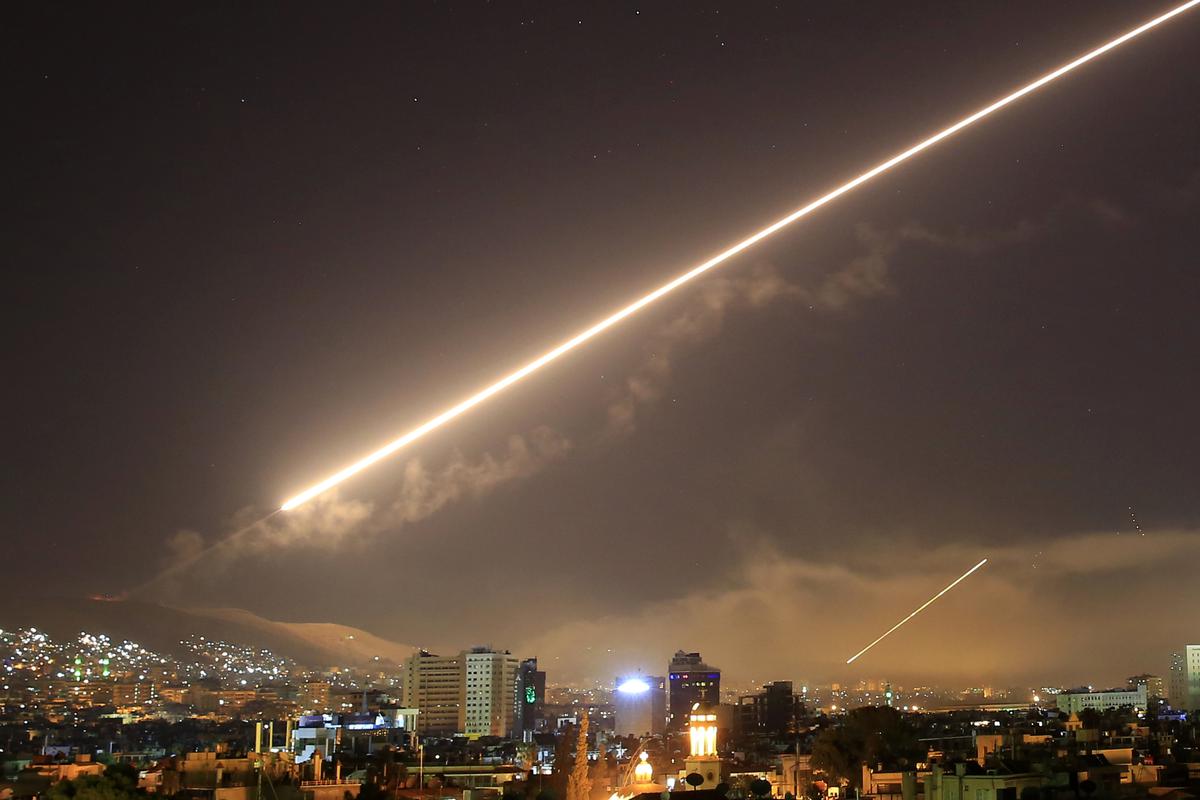 सीरिया पर इजराइल का हमला, हवाई अड्डे पर दागी मिसाइल - Israel's attack on Syria, missile fired at the airport