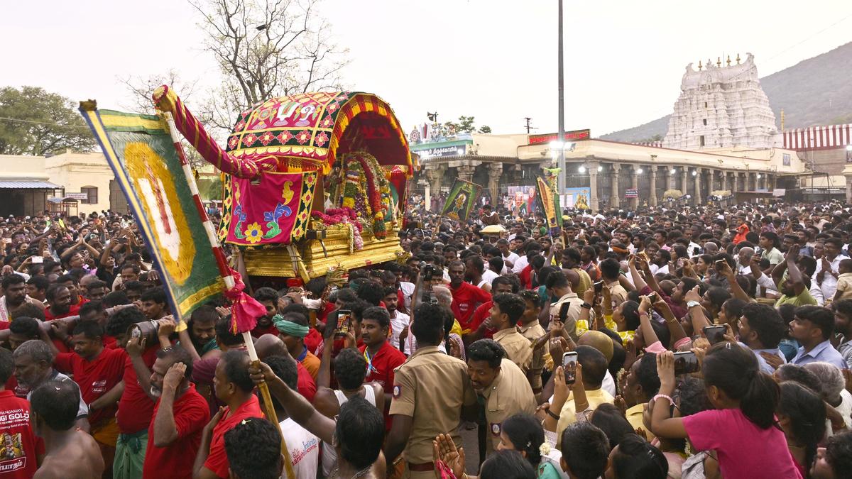 Lord Kallazhagar embarks on his journey to Madurai