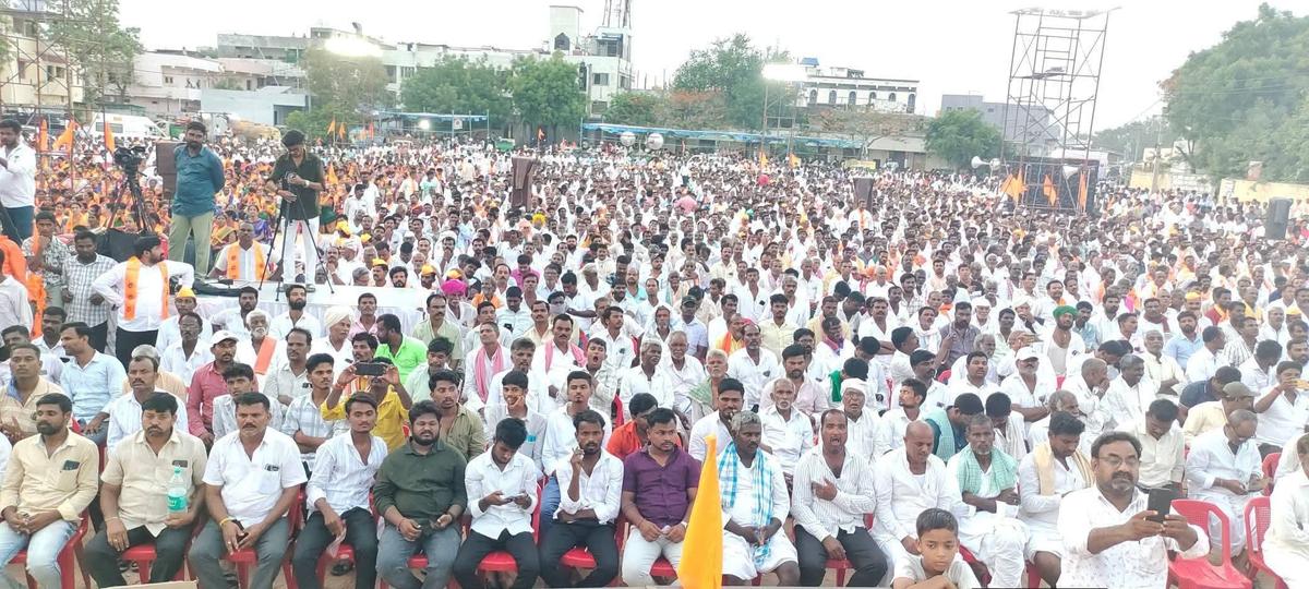 Vários milhares de pessoas participaram do Basavadi Shivasharanara Hindu Samavesh organizado em Shahapur na segunda-feira.