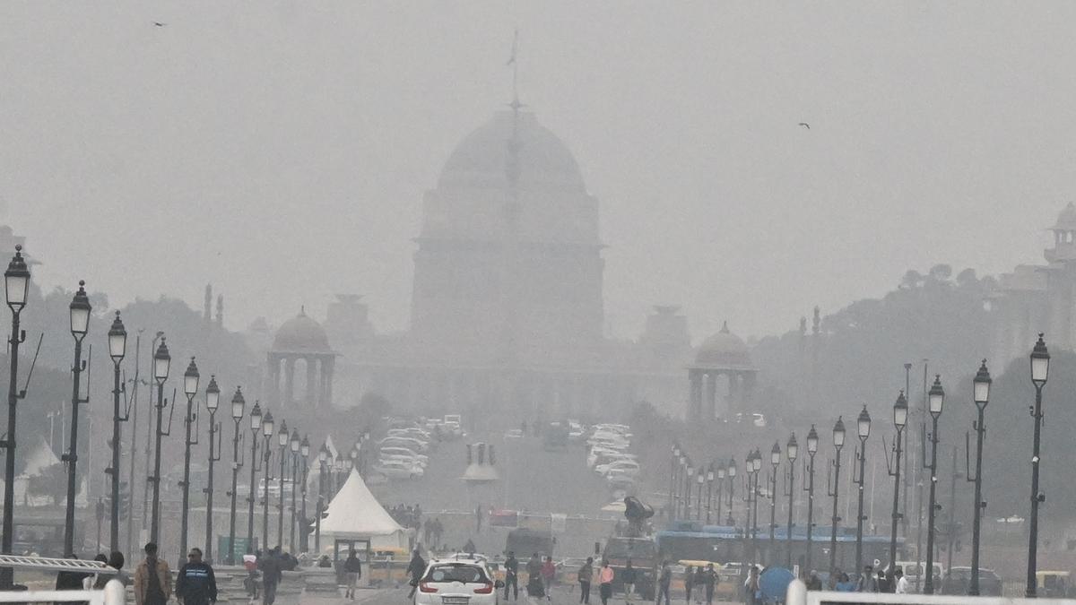 Dense fog blankets Delhi on Christmas; AQI drops to ‘very poor’, as cold persists